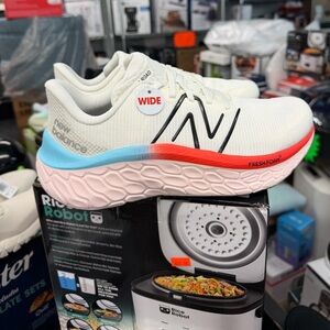 New Balance Wmns Fresh Foam X Kaiha Road 'Sea Salt Black Blast Red'
size9 No Box